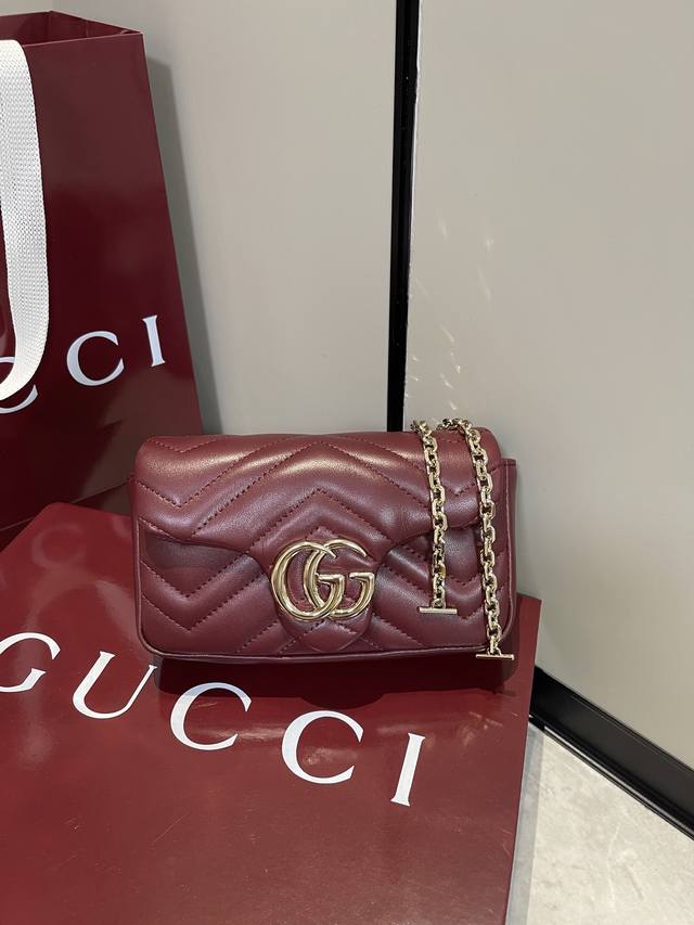 顶级原单 马蒙2.0全新升级品牌标志性Gg Marmont系列匠心融蕴双G造型配件和切面链式包带，甄选柔软皮革缔就线条柔和的包型。这款迷你包袋缀饰20世纪70年