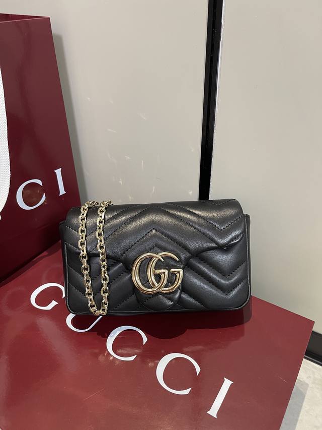 顶级原单 马蒙2.0全新升级品牌标志性Gg Marmont系列匠心融蕴双G造型配件和切面链式包带，甄选柔软皮革缔就线条柔和的包型。这款迷你包袋缀饰20世纪70年