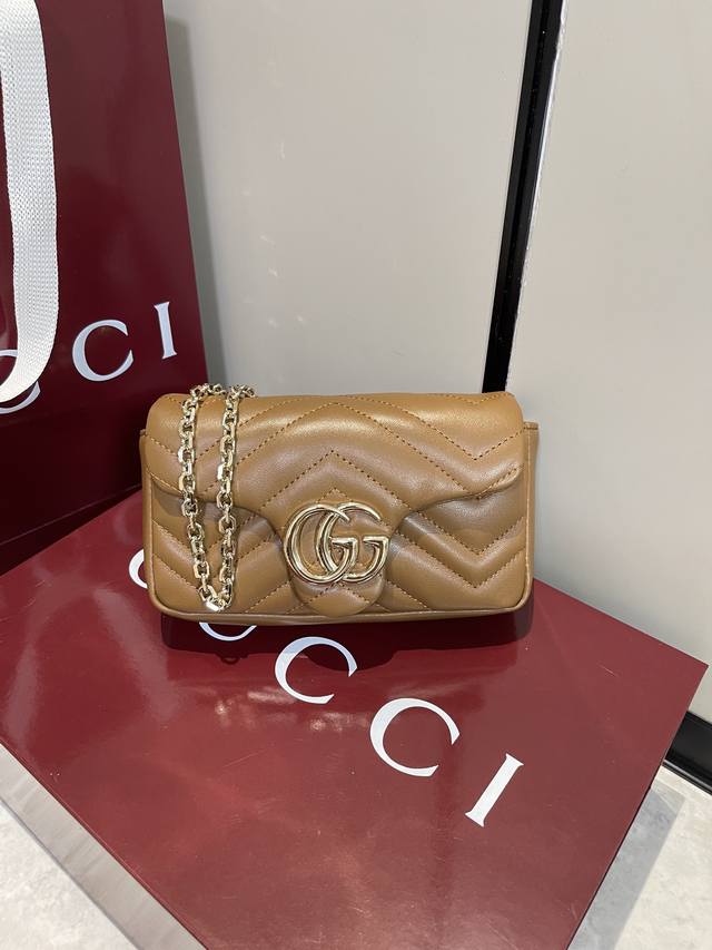 顶级原单 马蒙2.0全新升级品牌标志性Gg Marmont系列匠心融蕴双G造型配件和切面链式包带,甄选柔软皮革缔就线条柔和的包型。这款迷你包袋缀饰20世纪70年 顶级原单 马蒙2.0全新升级品牌标志性Gg Marmont系列匠心融蕴双G造型配件和切面链式包带,甄选柔软皮革缔就线条柔和的包型。这款迷你包袋缀饰20世纪70年