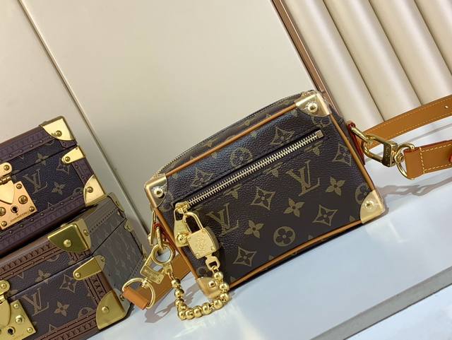 顶级原单复刻独家实拍 Mini Soft Trunk M14729 迷你软行李箱由Monogram涂层帆布制成，带有天然牛皮装饰。它以金色球链和刻有“Louis