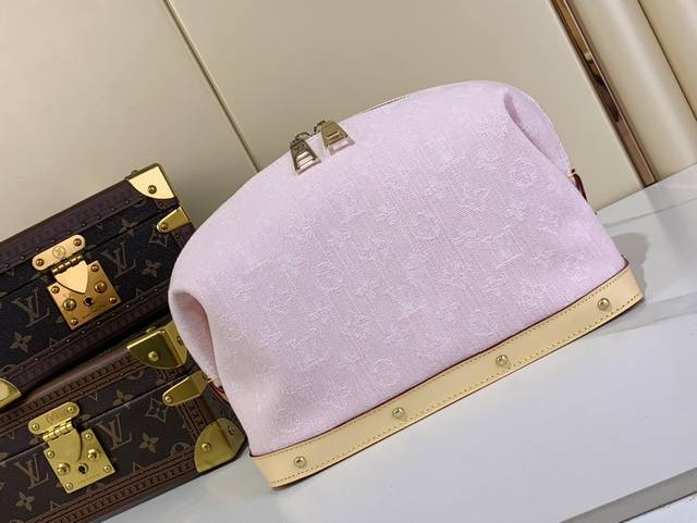 顶级原单复刻独家实拍 大号化妆包 M13750 牛仔 粉色 本款大号化妆包为 Monogram Denim 棉布渲染沉稳色调，再以皮革饰边和底部铆钉注入温雅气息