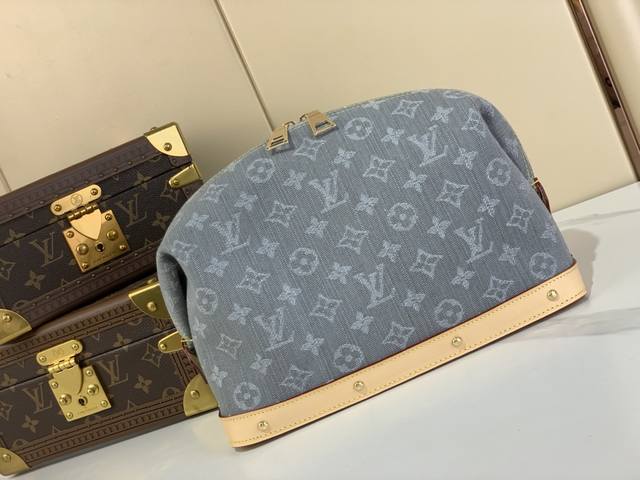 顶级原单复刻独家实拍 大号化妆包 M13750 牛仔 灰色 本款大号化妆包为 Monogram Denim 棉布渲染沉稳色调，再以皮革饰边和底部铆钉注入温雅气息
