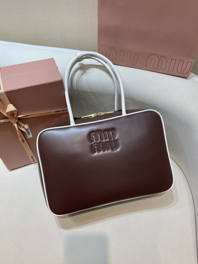 特级版本新品5Bb117大号 这款Beau手袋加入撞色手提柄与绲边，让手提设计的线条更为醒目，突出了Miu 风标志性的运动格调与功能演变。拉链开合，金色五金配件