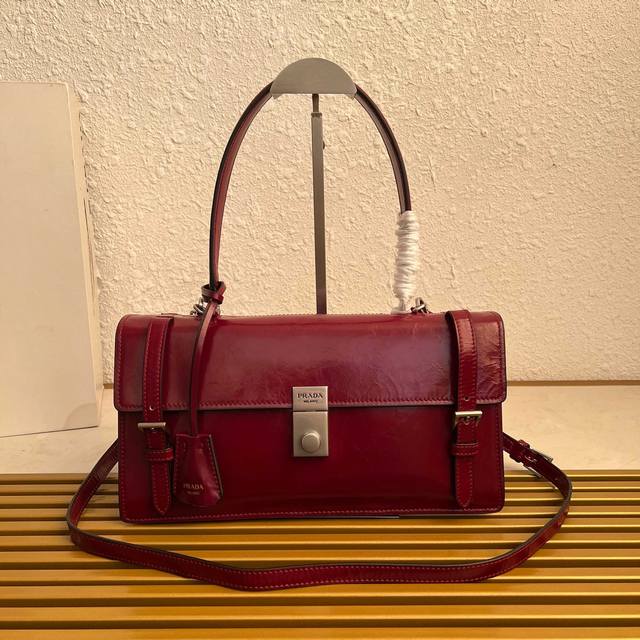 顶级原单 25Ss春夏新款黑色 笔筒包1Bn026小号到货这款皮革手袋灵感源自挺括正式的公文包，质感细腻亮泽，以全新态度重释经典办公风格廓形。采用精致柔和细节设