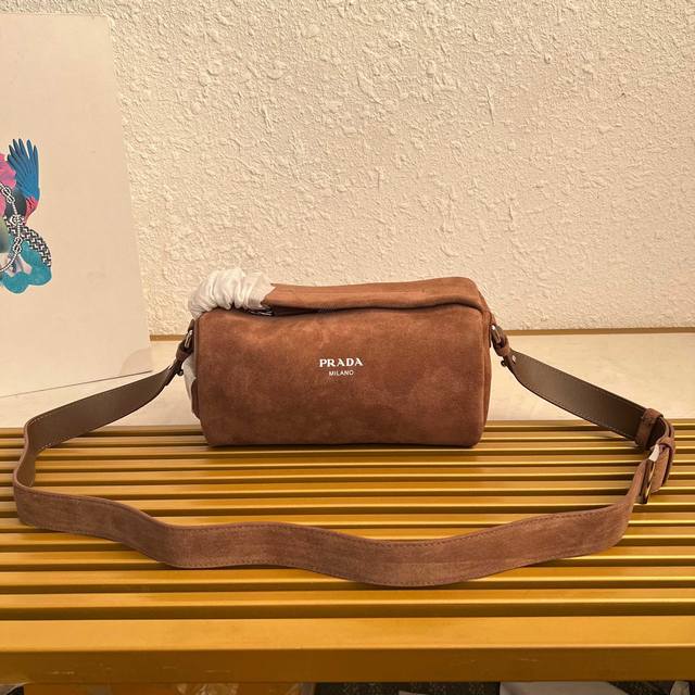 顶级原单 新款波士顿2Vh188麂皮這款波士顿手袋時尚小巧，設計靈感取自復古設計及細節，麂皮採用仿舊效果，使配飾呈現柔軟獨特外型，更綴以金屬字母標誌。配有一条可