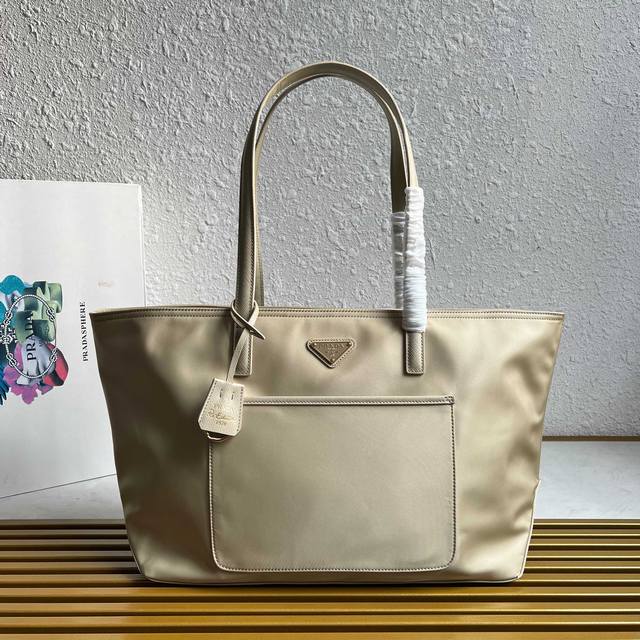 顶级原单 新款托特包中号1Bg555到货啦这款经久不衰的托特包是对经典设计的重新演绎,采四进口尼龙面料,以精致而实用的廓形展现了独特风格。线条简洁大气,容易空间 顶级原单 新款托特包中号1Bg555到货啦这款经久不衰的托特包是对经典设计的重新演绎,采四进口尼龙面料,以精致而实用的廓形展现了独特风格。线条简洁大气,容易空间