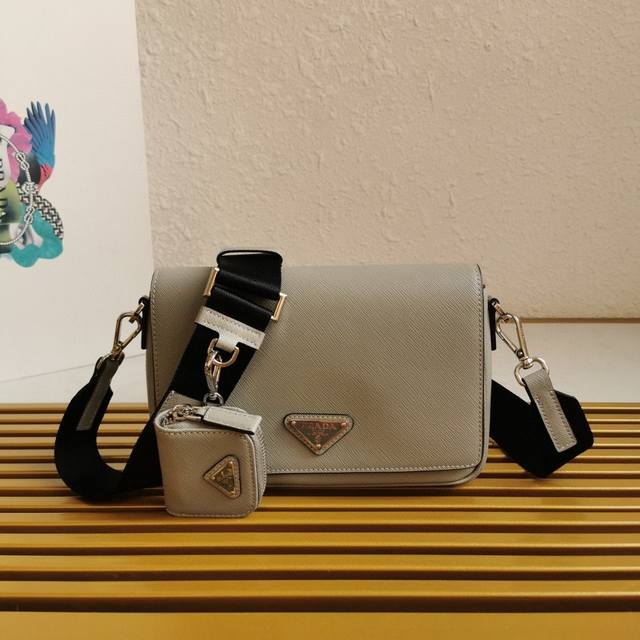 顶级原单 新品首发 最新款男士全皮邮差包2Vd059这款十字纹牛皮邮差包演绎精美的结构式廓形，正面经典三角徽标，带有一个外部零钱包，磁扣翻盖开合，可调式尼龙配皮