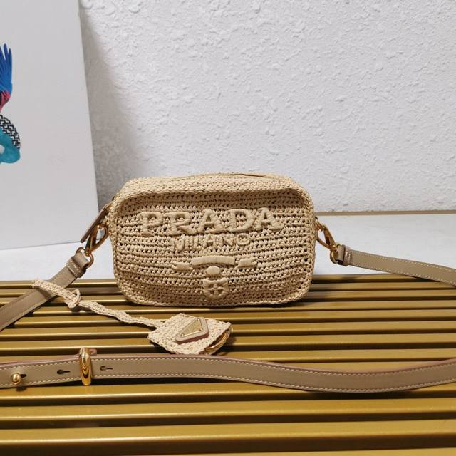 顶级原单 草编相机包 夏天里的一道光，整个包身采用顶级拉菲草纯手工制作，Logo纯手工包制，配有一条可调节长肩带，背面设计三角标五金！ 款号：1Bh196 尺寸