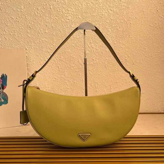 顶级原单 新品1Bc255腋下包这款皮革手袋采用柔软轻盈的设计，焕新诠释经典新月版型。优美弧线勾勒Oversize体量，成就空间充裕的百搭配饰，可调节手提柄方便