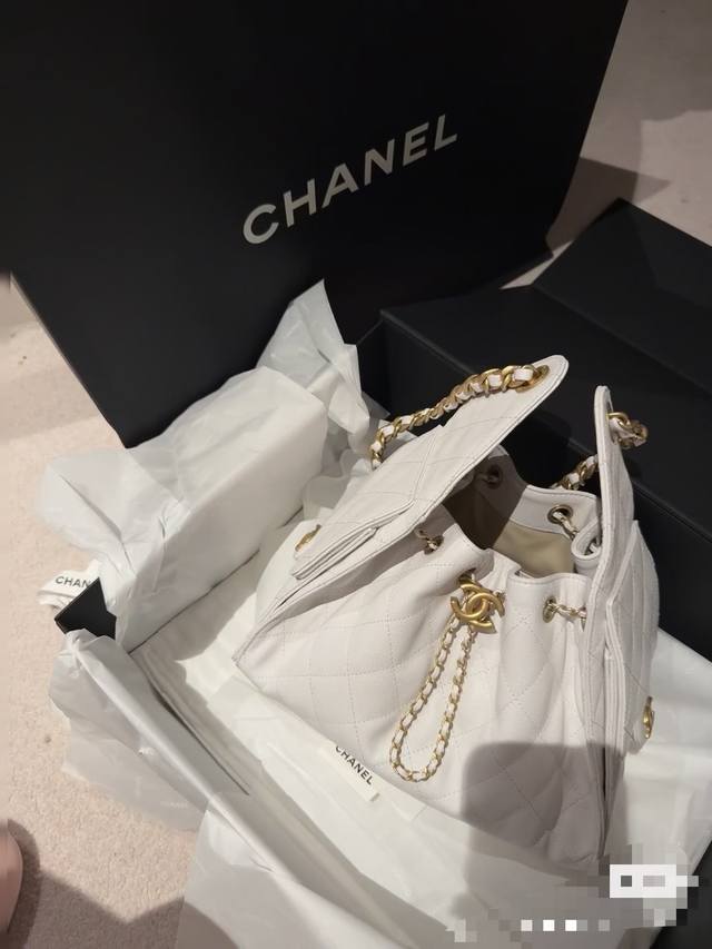 白色 进口超柔软鱼子酱牛皮、非市面上硬邦邦的！ 顶级品质 出货啦、Ohanel 25S抽绳水桶Hobo黑色小号出货啦｜实拍这颜值简直逆天啊！又酷又飒的水桶造型，