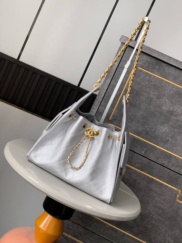 进口超柔软鱼子酱牛皮、非市面上硬邦邦的！ 顶级品质 出货啦、Ohanel 25S抽绳水桶Hobo黑色小号出货啦｜实拍这颜值简直逆天啊！又酷又飒的水桶造型，容量感