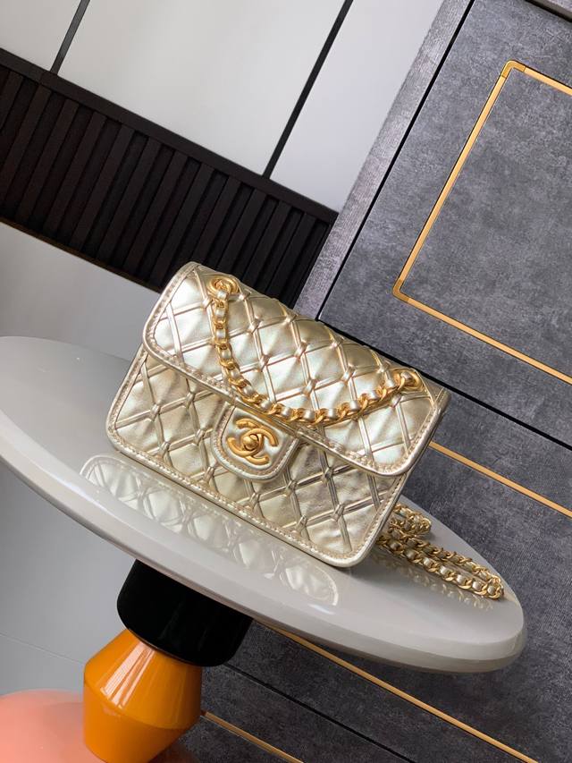 好消息出货啦 对板拍照 预定官网同步尺寸：13X19X5.5 Cmohanel 早春走秀系列走秀款 手工编织Cf 来了！经过四年的精心筹备与修缮 小香终于重返巴