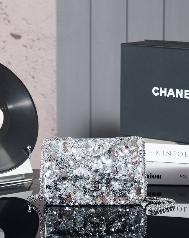 手工亮片口盖包 尺寸：** 25C新出手工亮片它来了 密性亮片 型状Cf超闪亮片珠片包接预定秋款滤镜 So Black 炸街超酷 实物简直美炸了 超级少有的爆款