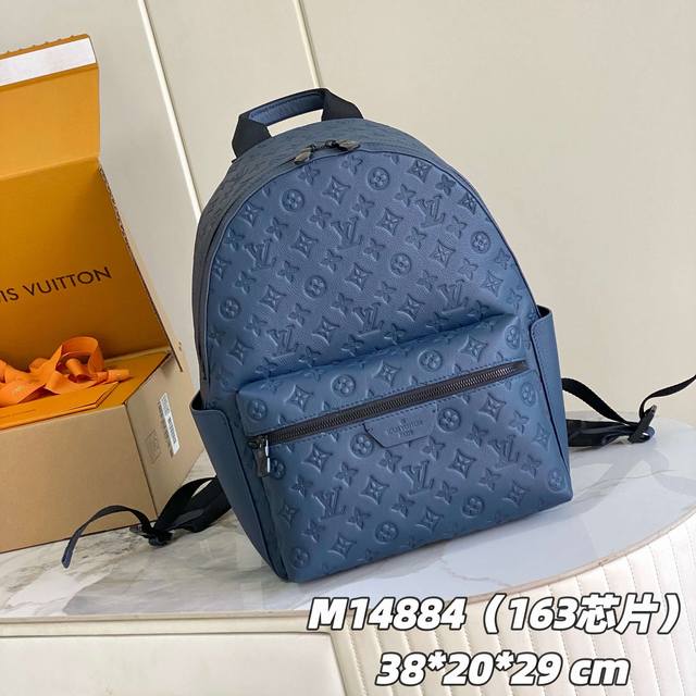 163C01 芯片版 内部价P 款号： M14884深蓝色， 原单加强版 独家实拍背景图 本款 Discovery 小号双肩包以 Monogram Shadow