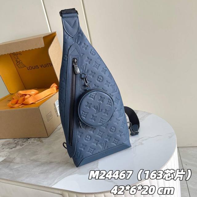 163C01 芯片版 内部价P 款号： M24467深蓝， 原单加强版 独家实拍背景图 全皮压花胸包 Duo 单肩包 本款 Duo 单肩包以柔软牛皮革塑造贴身构