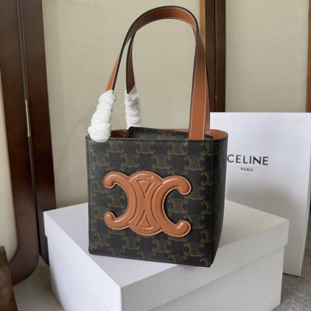 新品上线 Beline 春夏季主打Cuirtriomphe手袋， Cuirtriomphe系列手袋，延续凯旋徽标皮革贴片为标志性元素，推出全新Cube立方体包，