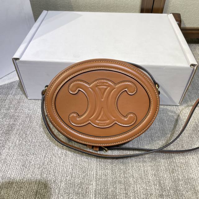 celin小圆饼 198603# 小号手机包，颜值爆表，随意凹造型，街拍必备！尺寸：20+15+6Cm 配原厂礼品盒