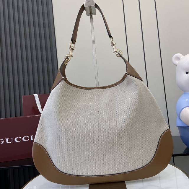 配全套原厂绿色礼品袋 新款 Gucci Body双锁扣中号肩背包 呈献Gucci Body双锁扣手袋系列,灵感来源于上世纪50年代典藏设计。这款中号肩背包承载2 配全套原厂绿色礼品袋 新款 Gucci Body双锁扣中号肩背包 呈献Gucci Body双锁扣手袋系列,灵感来源于上世纪50年代典藏设计。这款中号肩背包承载2