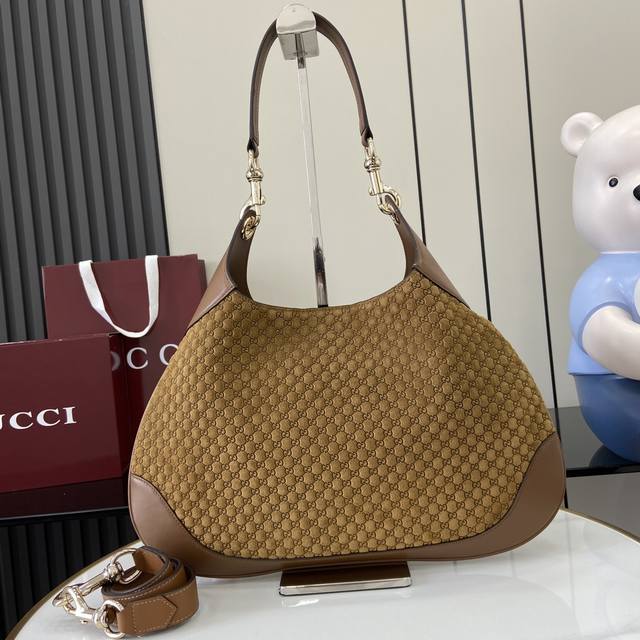 配全套原厂专柜包装 新品 呈献Gucci Body双锁扣手袋,灵感来源于上世纪50年代典藏设计。这款肩背包承载20世纪中期经典款式设计精髓,选用柔软绒面材质匠心 配全套原厂专柜包装 新品 呈献Gucci Body双锁扣手袋,灵感来源于上世纪50年代典藏设计。这款肩背包承载20世纪中期经典款式设计精髓,选用柔软绒面材质匠心