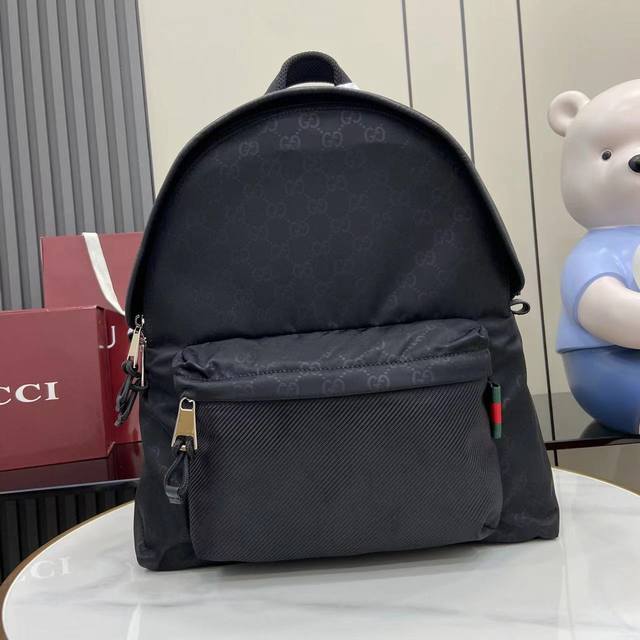 配全套原厂专柜包装 新品 2025早春男士包袋系列，匠心融蕴时尚线条与运动风尚。这款中号背包以柔软耐用的黑色尼龙材质匠心打造，通体Gg图案彰显精致底色。其他经典