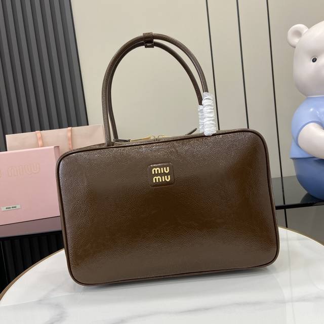 配全套原厂专柜包装 新品 Mium新品公文包，重手工制作，采用全新油蜡漆皮材质，独特的冰裂纹理皮面，大胆创新的设计完美诠释了Miu不拘一格，潇洒随意包容的人生态
