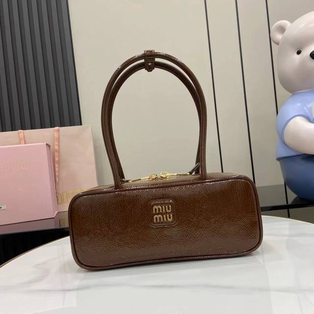 配全套原厂专柜包装 新品 M家25Ss单肩包火爆全网中 超美Beau手袋融合了复古风格当代精神，真的太种草了！ 采用顶级进口油蜡漆皮，皮质光滑细腻柔软，背起来都