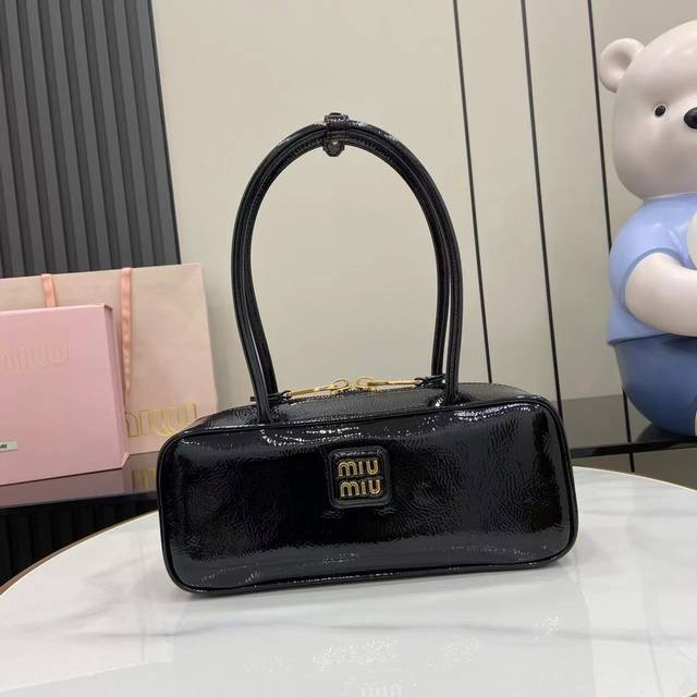 配全套原厂专柜包装 新品 M家25Ss单肩包火爆全网中 超美Beau手袋融合了复古风格当代精神，真的太种草了！ 采用顶级进口油蜡漆皮，皮质光滑细腻柔软，背起来都