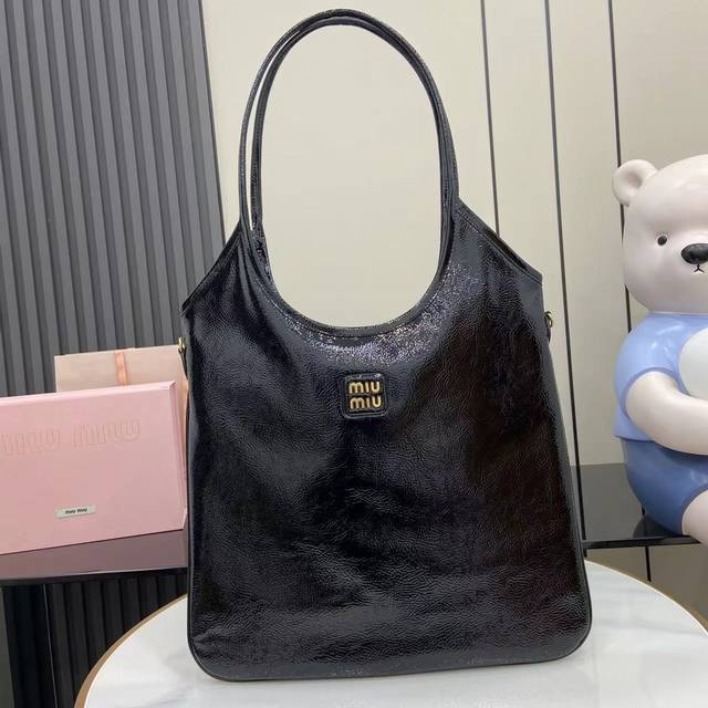 配全套原厂专柜包装 新品 Ivy Naplak油蜡漆皮革托特包～克色 这款经典托特包Naplak油蜡漆皮革，饰有金属细节香品牌字母徽标，彰显经典风格，非常有辨识