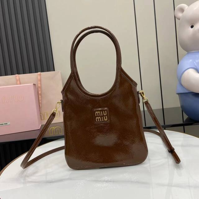 配全套原厂专柜包装 新品 M家新品迷你托特包，新尺寸小巧可爱适配度高，时髦别致又百搭，细节精致考究，经典浮雕字母徽标增添别具一格的格调与辨识度，延续 Miu复古