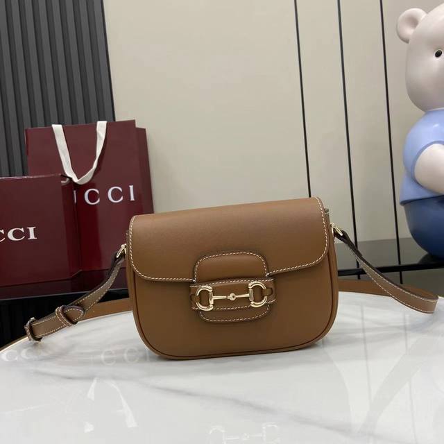 配全套原厂专柜包装 新品 这款Gucci Horsebit 1955系列肩背包融蕴浅金色调细节与软皮，匠心缀饰双环和长条配件，再现品牌马术风格设计。 棕色光面皮