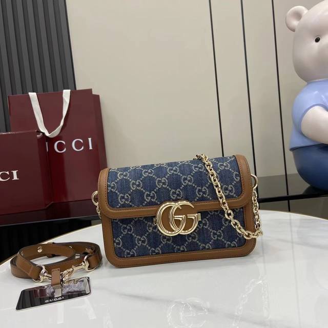 配全套原厂专柜包装 新品 Gucci Go系列专为运动而生。这款肩背包以精致而轻盈的Gg Monogram蓝牛仔匠心打造，配以雅致的链带，为2025春夏系列再添
