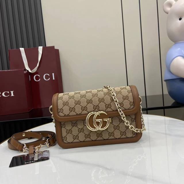 配全套原厂专柜包装 新品 Gucci Go系列专为运动而生。这款肩背包以精致而轻盈的Gg Monogram帆布匠心打造，配以雅致的链带，为2025春夏系列再添亮