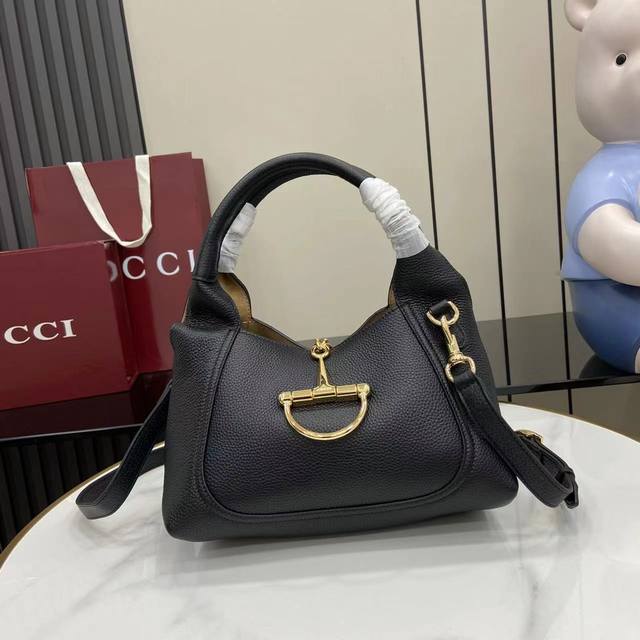 配全套原厂专柜包装 新品 这款Gucci Softbit系列肩背包匠心融蕴大号半马衔扣造型品牌经典马术风格配件。 黑色粒面牛皮革 浅金色调配件 棕色超细纤维衬里 配全套原厂专柜包装 新品 这款Gucci Softbit系列肩背包匠心融蕴大号半马衔扣造型品牌经典马术风格配件。 黑色粒面牛皮革 浅金色调配件 棕色超细纤维衬里