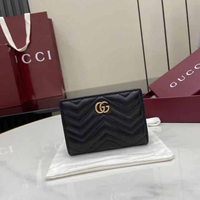 配全套原厂专柜包装 新品 Gg Marmont系列绗缝卡包。经典色彩为标志性皮具增添标志性触感,就像这款黑色绗缝菱格纹皮革钱包。 黑色绗缝V字纹皮革 金色调配件 配全套原厂专柜包装 新品 Gg Marmont系列绗缝卡包。经典色彩为标志性皮具增添标志性触感,就像这款黑色绗缝菱格纹皮革钱包。 黑色绗缝V字纹皮革 金色调配件