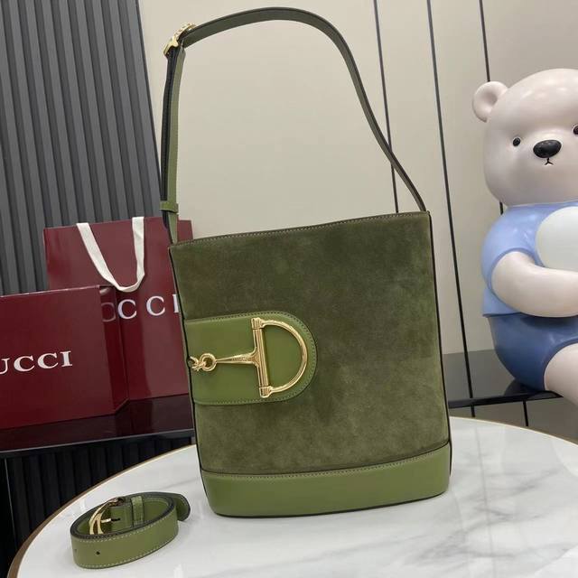 配全套原厂专柜包装 新品 在2025春夏系列中,Gucci 73系列从与其系列名同年推出的一款典藏水桶包中撷取创作灵感。这款包袋以现代美学演绎马衔扣造型配件,可 配全套原厂专柜包装 新品 在2025春夏系列中,Gucci 73系列从与其系列名同年推出的一款典藏水桶包中撷取创作灵感。这款包袋以现代美学演绎马衔扣造型配件,可