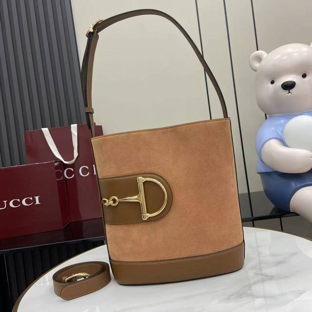 配全套原厂专柜包装 新品 在2025春夏系列中，Gucci 73系列从与其系列名同年推出的一款典藏水桶包中撷取创作灵感。这款包袋以现代美学演绎马衔扣造型配件，可