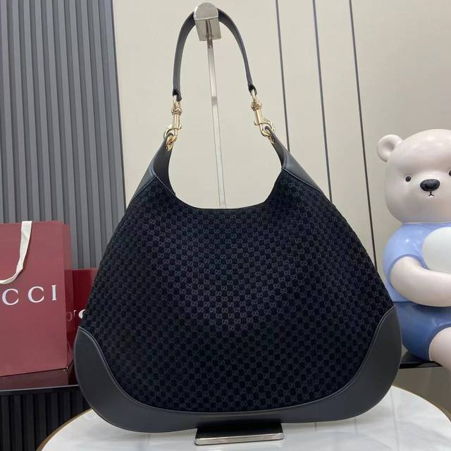 配全套原厂专柜礼品袋 新款 Gucci Body双锁扣中号肩背包 呈献Gucci Body双锁扣手袋系列，灵感来源于上世纪50年代典藏设计。这款中号肩背包承载2