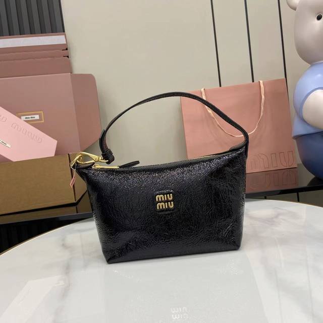 配全套原厂专柜包装 新品油蜡漆皮饭盒包，独特的冰裂纹理，正面标志性 Miu金额Logo，棉布内里，超轻，容量大，怎么搭都好看，一年四季都适用， 型号：5Ne84