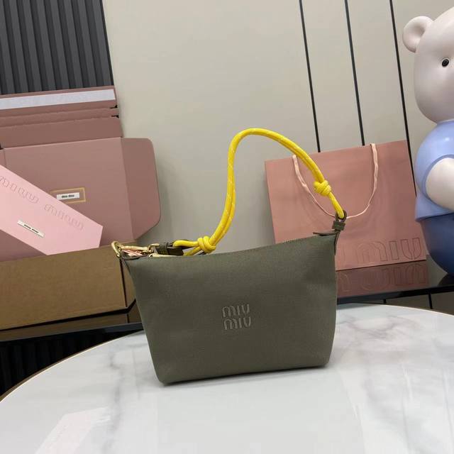 配全套原厂专柜包装 Miu新品帆布饭盒包 帆布绿 采用斜纹防水帆布面料，质感高级又实用，正面标志性刺绣微标，独特彩色编织手腕带，绝对性价比之王，可手拎可腋下背，