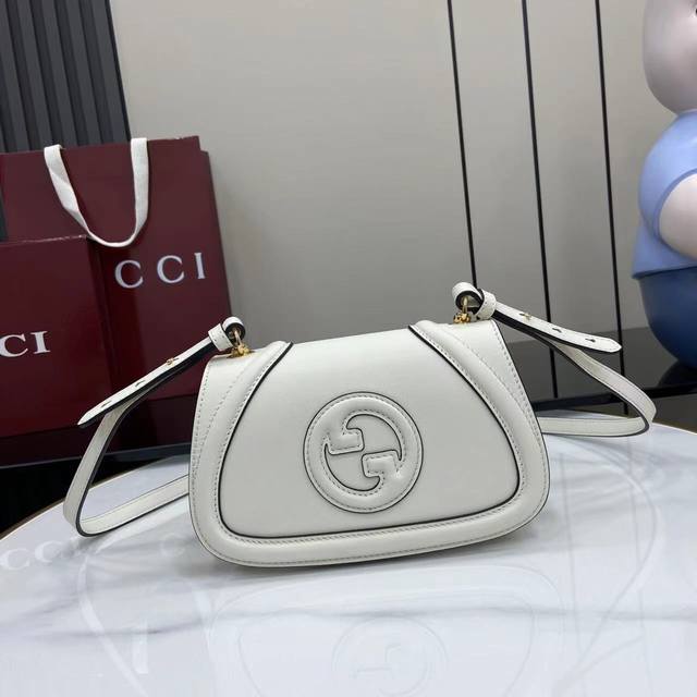 配全套原厂专柜包装 新品 Gucci Blondie系列全新手袋饰有在20世纪70年代初期首次亮相的品牌系列经典标识,巧妙结合传承魅力与当代风尚,出色诠释品牌经 配全套原厂专柜包装 新品 Gucci Blondie系列全新手袋饰有在20世纪70年代初期首次亮相的品牌系列经典标识,巧妙结合传承魅力与当代风尚,出色诠释品牌经