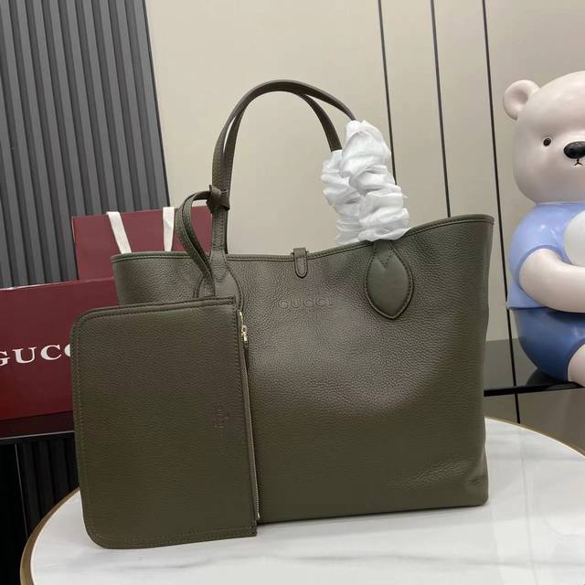 配全套原厂专柜礼品袋包装 新品 一款包袋,两种风格。Gucci Totissima系列托特包演绎双面美学,一面粒面皮革,一面Gg帆布,随心变换多元造型。以Tot 配全套原厂专柜礼品袋包装 新品 一款包袋,两种风格。Gucci Totissima系列托特包演绎双面美学,一面粒面皮革,一面Gg帆布,随心变换多元造型。以Tot