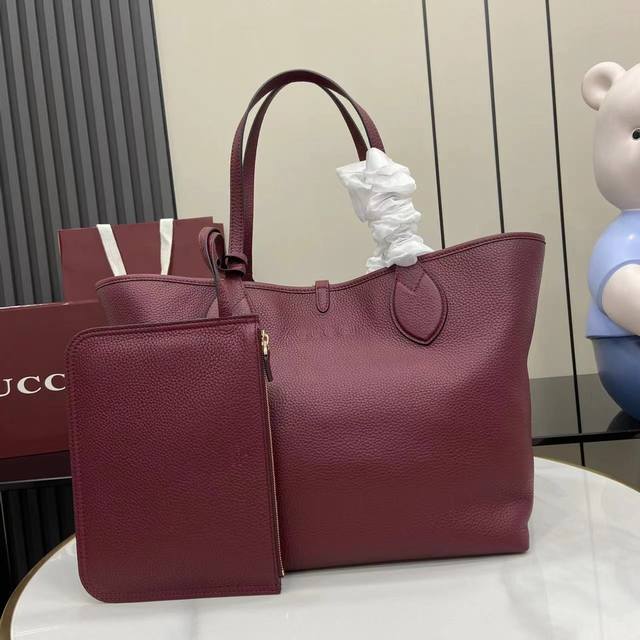 配全套原厂专柜礼品袋包装 新品 一款包袋，两种风格。Gucci Totissima系列托特包演绎双面美学，一面粒面皮革，一面Gg帆布，随心变换多元造型。以Tot