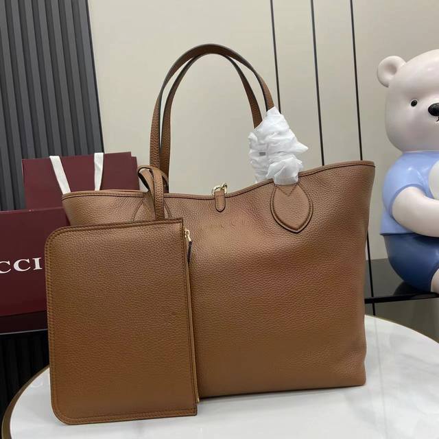 配全套原厂专柜礼品袋包装 新品 一款包袋，两种风格。Gucci Totissima系列托特包演绎双面美学，一面粒面皮革，一面Gg帆布，随心变换多元造型。以Tot