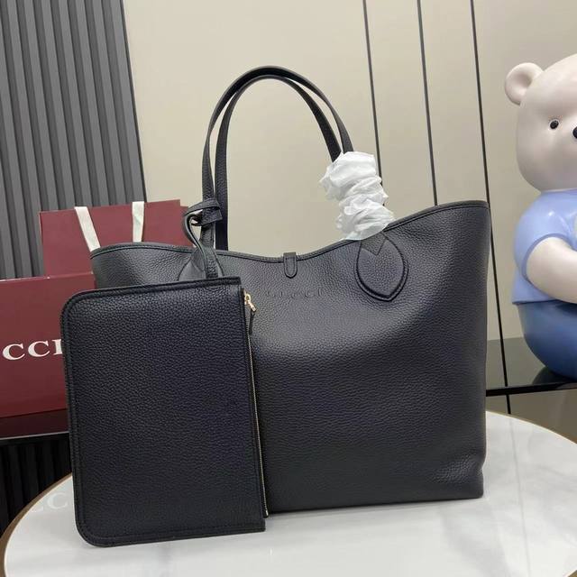 配全套原厂专柜礼品袋包装 新品 一款包袋，两种风格。Gucci Totissima系列托特包演绎双面美学，一面粒面皮革，一面Gg帆布，随心变换多元造型。以Tot
