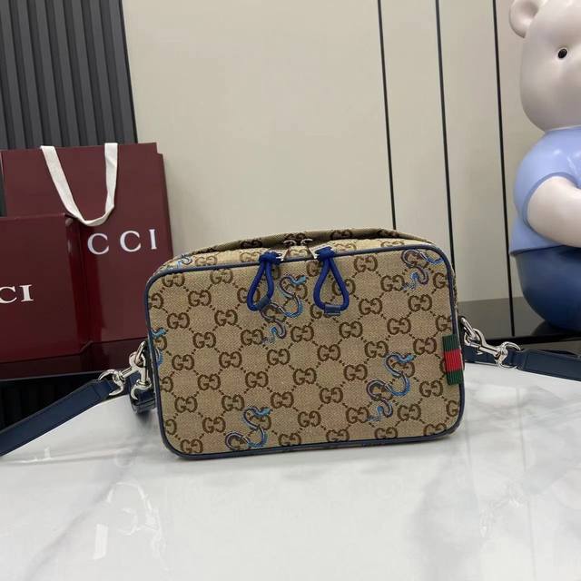 配全套原厂专柜包装 新品 G家浮雕标识，以高频压印技术打造 蛇型图案以印花或刺绣细节匠心呈现，与品牌标识相映成趣，为2025早春系列的多款男士手袋增色添彩。这款