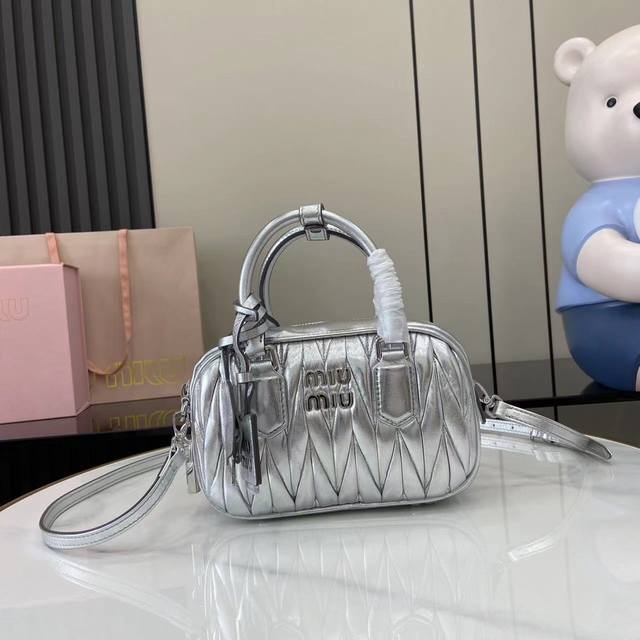 配全套原厂专柜包装 新品 Arcadie Matelasse羊皮革小号 19Cm 保龄球手提包 斜挎包～银色羊皮 这款手提包采用Matelasse工艺，立体纹理
