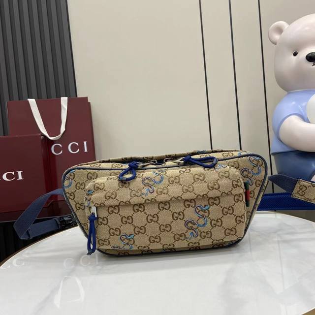 配全套原厂专柜包装 新品 蛇型图案以印花或刺绣细节匠心呈现，与品牌标识相映成趣，为2025早春系列的多款男士手袋增色添彩。这款米色和深棕色Original Gg