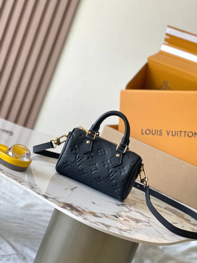 特级Mb原厂皮 Nano S批Eedy 手袋 型号：M82450黑色 材料：A级全钢五金，进口原厂面料 包装：全套原厂免税Mb包装 尺寸：16*10*7.5Cm