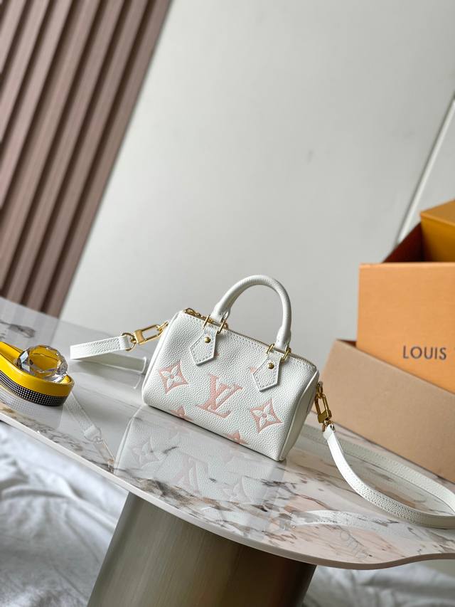 特级Mb原厂皮 Nano S批Eedy 手袋 型号：M81913白粉 材料：A级全钢五金，进口原厂面料 包装：全套原厂免税Mb包装 尺寸：16*10*7.5Cm