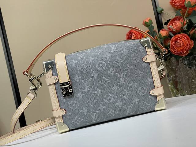顶级原单复刻独家实拍 Side Trunk 中号手袋 M13285 新灰色 丹宁牛仔 以 Louis Vuitton 的复古行李箱为灵感，以独特的漂白饰面重新演